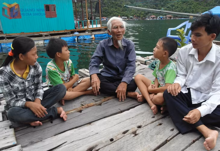 Cụ Nguyễn Văn Hưu trong một lần truyền dạy hát giao duyên cho lớp trẻ.