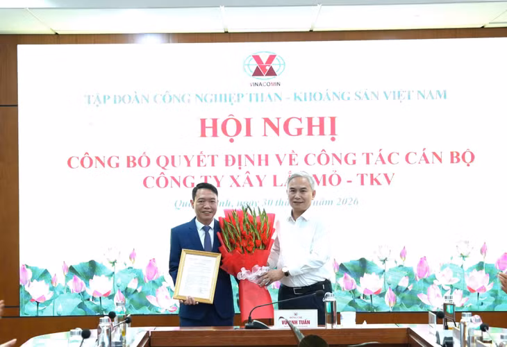 Tổng Giám đốc Tập đoàn Vũ Anh Tuấn trao quyết định bổ nhiệm Giám đốc Công ty Xây lắp mỏ - TKV cho đồng chí Đỗ Mạnh Cường