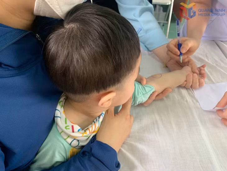 Khám tầm soát bệnh lao cho người nhà sống cùng bệnh nhân lao.