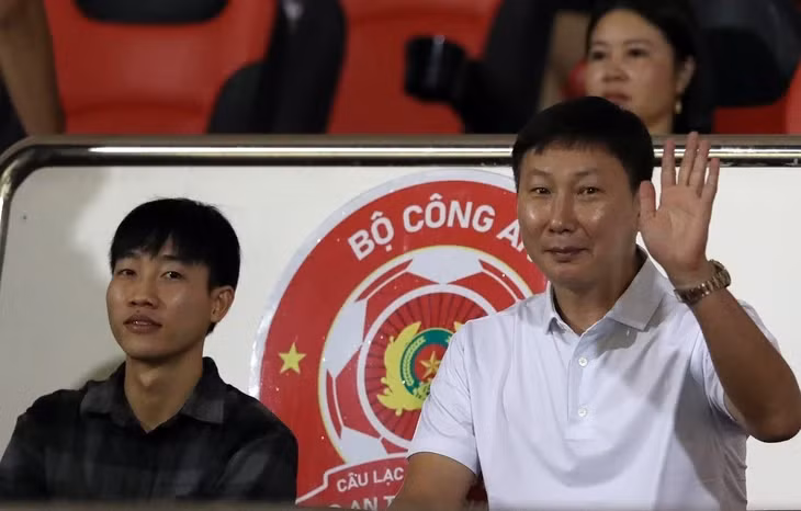 HLV Kim Sang Sik trên khán đài sân Thống Nhất - Ảnh: N.K