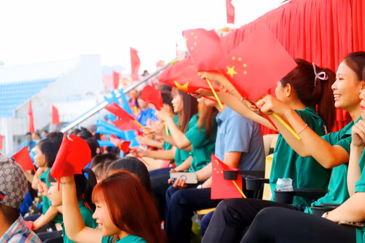 Khán giả cũng hào hứng cổ vũ hết mình.