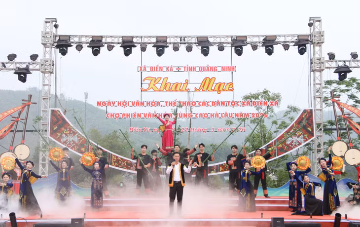 Hòa trong không khí rộn ràng của chợ phiên Hà Lâu, các hoạt động tại Ngày hội Văn hóa, thể thao các dân tộc xã Điền Xá lần thứ I diễn ra sôi nổi, hấp dẫn.