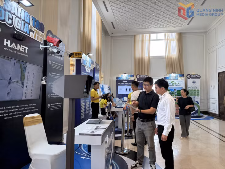 Cán bộ kỹ thuật Công ty CP Công nghệ HANET giới thiệu về sản phẩm của đơn vị tại Diễn đàn Khởi nghiệp sáng tạo quốc gia lần thứ 7 năm 2025 tổ chức tại Quảng Ninh.