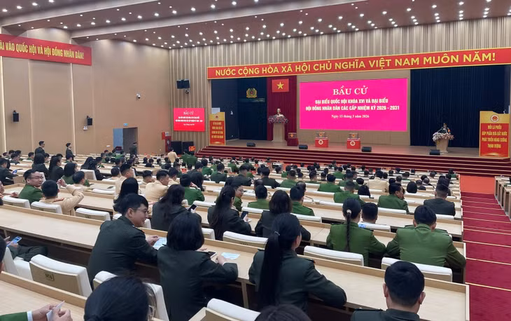Lễ khai mạc tại khu vực bỏ phiếu số 24, phường Hạ Long, đặt tại Trụ sở I Công an tỉnh Quảng Ninh.
