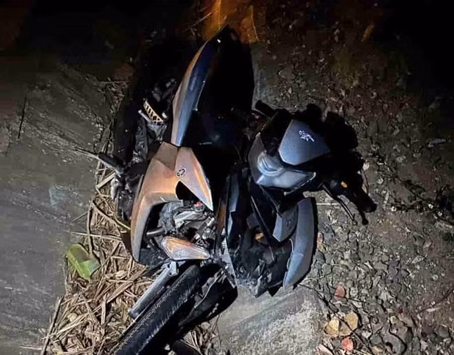 Tang vật vụ án cướp xe máy tại thời điểm đối tượng buồn ngủ tự gây tai nạn. Ảnh: Công an