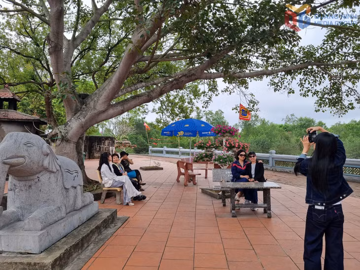 Sau khi làm lễ, dâng hương, du khách thư thả nghỉ ngơi, check-in trong khuôn viên thoáng đãng của quần thể di tích Bạch Đằng.
