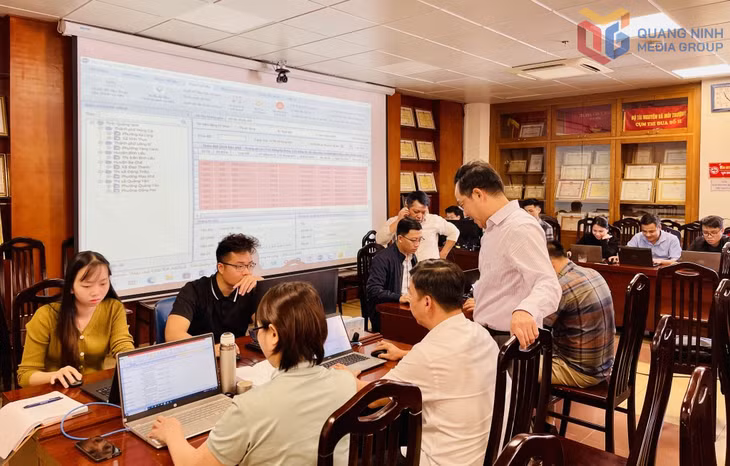Tổ công tác Chiến dịch làm giàu, làm sạch cơ sở dữ liệu đất đai của tỉnh tiến hành chuẩn hoá dữ liệu để cập nhật vào phần mềm quản lý Cơ sở dữ liệu quốc gia về đất đai.