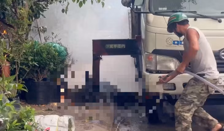 1 người bị cháy đen, tử vong cạnh xe cẩu. Ảnh: Duy Tuấn