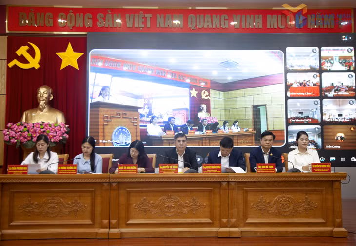 Các ứng cử viên đại biểu HĐND tỉnh khóa XV lắng nghe ý kiến, kiến nghị của cử tri