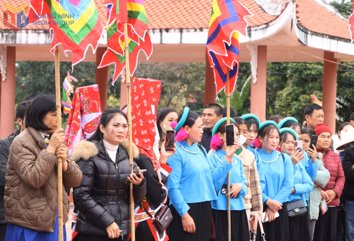 Đông đảo người dân, du khách tham gia và lưu lại những hình ảnh tại lễ hội.