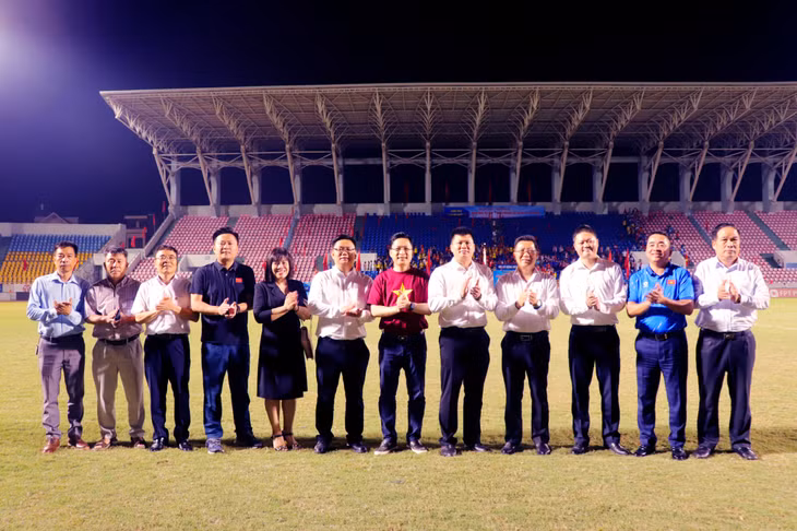 Đại biểu hai bên cùng chụp ảnh lưu niệm thể hiện tình hữu nghị sau trận đấu.