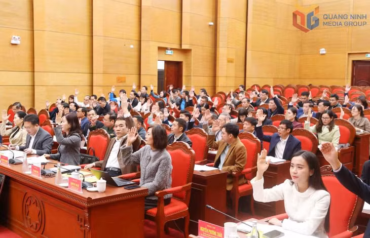 Các đại biểu biểu quyết thống nhất lựa chọn danh sách người đủ tiêu chuẩn ứng cử đại biểu Quốc hội khóa XVI của tỉnh và người ứng cử đại biểu HĐND tỉnh khóa XV, nhiệm kỳ 2026-2031, tại Hội nghị hiệp thương lần thứ ba. Ảnh: Nguyễn Thanh