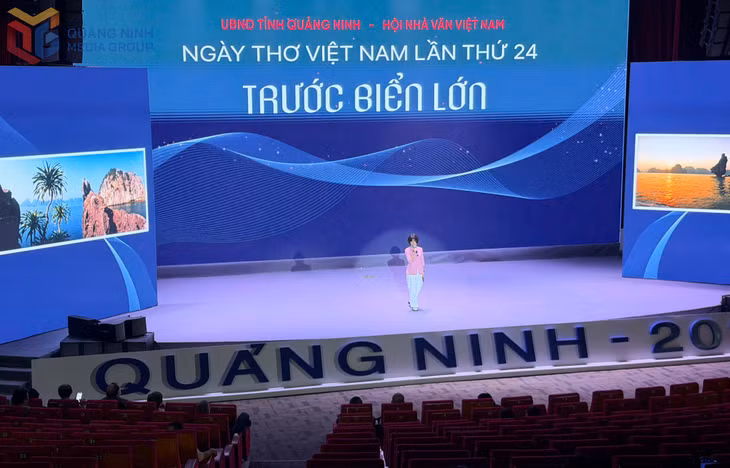 Nhà thơ Trang Thanh trình bày tác phẩm tại đêm thơ.