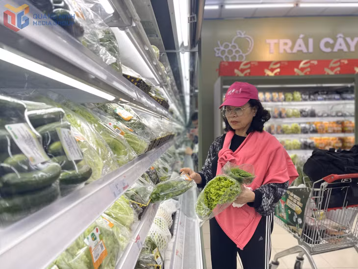 Người dân mua sắm hàng hoá tại siêu thị Winmart Hạ Long.