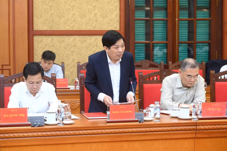 Đồng chí Đặng Văn Dũng, Ủy viên Trung ương Đảng, Phó Trưởng Ban Nội chính Trung ương trình bày báo cáo tại cuộc họp. (Ảnh: ĐĂNG KHOA)