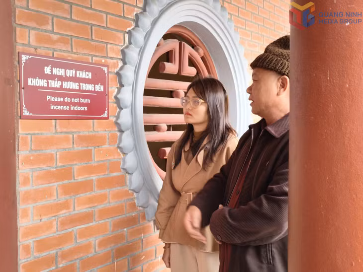Biển hướng dẫn được lắp đặt tại Đền An Sinh nhắc nhở người dân, du khách thực hiện nghi lễ đúng quy định.