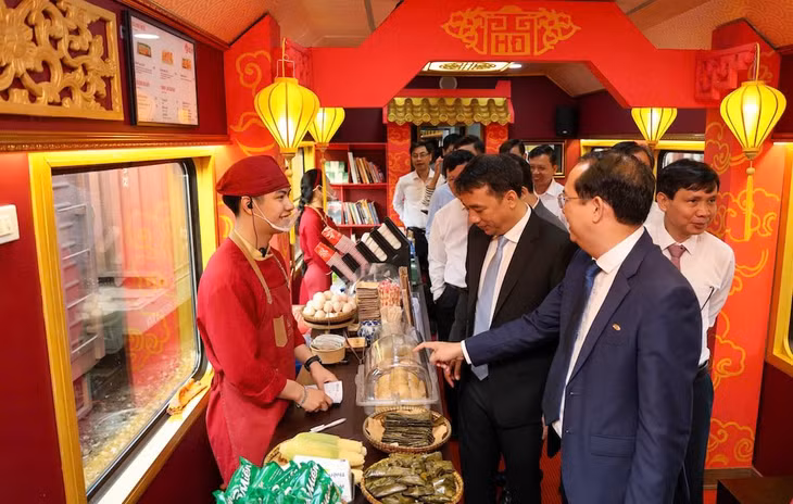 Đơn vị vận tải cũng đẩy mạnh liên kết với hơn 140 doanh nghiệp lữ hành tại TP Huế và Đà Nẵng, triển khai nhiều chương trình kích cầu. Nhờ đó, tuyến tàu không chỉ thu hút khách nội địa mà còn góp phần quảng bá hình ảnh du lịch miền Trung ra quốc tế.