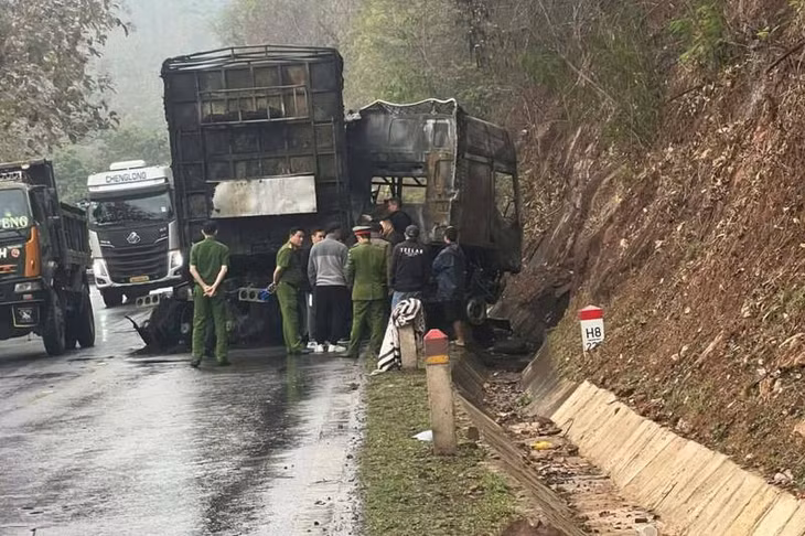Lực lượng chức năng khống chế, dập tắt đám cháy và điều tra nguyên nhân vụ việc. Ảnh: Văn Công