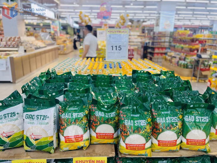Hàng hóa nhu yếu phẩm tại siêu thi Winmart Hạ Long vẫn