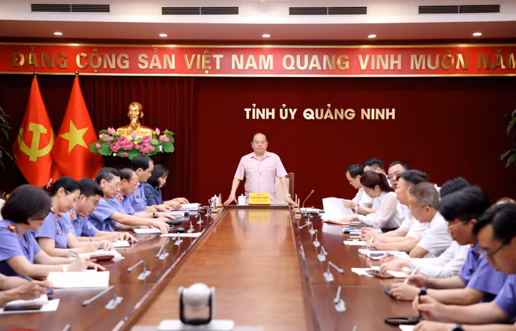 Đồng chí Quản Minh Cường, Ủy viên Trung ương Đảng, Bí thư Tỉnh ủy, Trưởng Đoàn ĐBQH tỉnh làm việc với Viện Kiểm sát nhân dân tỉnh và Tòa án nhân dân tỉnh.