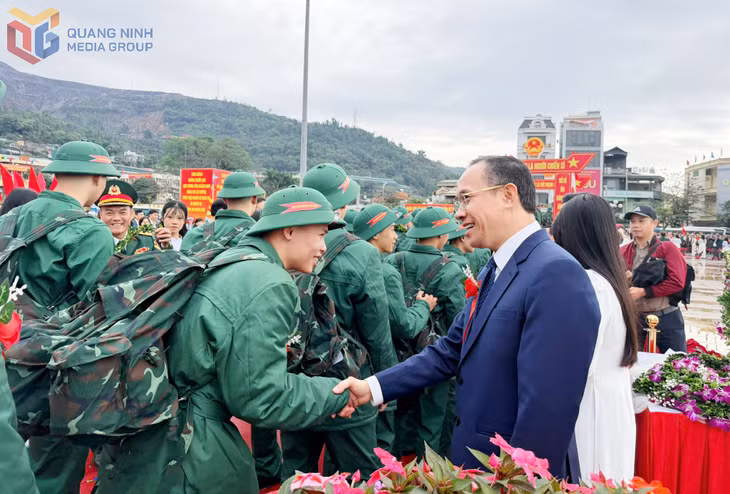 Đồng chí Dương Mạnh Cường, Uỷ viên BTV, Chánh Văn phòng Tỉnh uỷ động viên tân binh lên đường nhập ngũ.