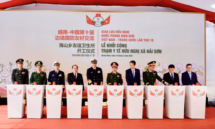 Sau lễ đón tại Cửa khẩu quốc tế Móng Cái, Đoàn công tác hai nước dự lễ khởi công Trạm Y tế hữu nghị xã Hải Sơn, tỉnh Quảng Ninh.