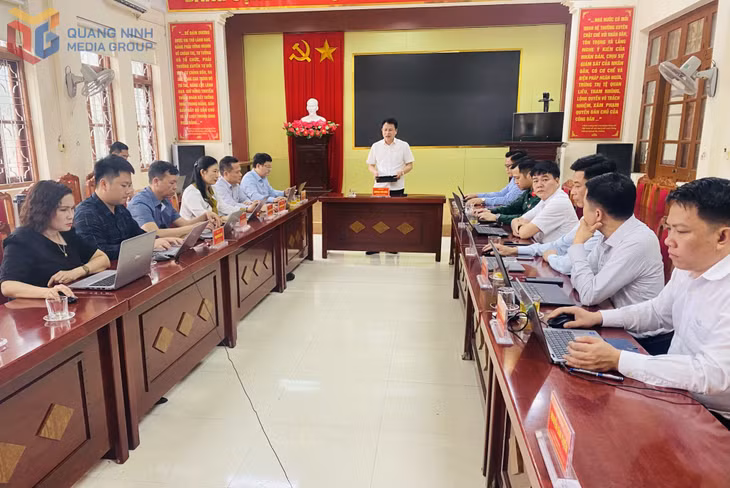 Quang cảnh cuộc họp "không giấy tờ" của Ban Thường vụ Đảng ủy phường Liên Hòa.