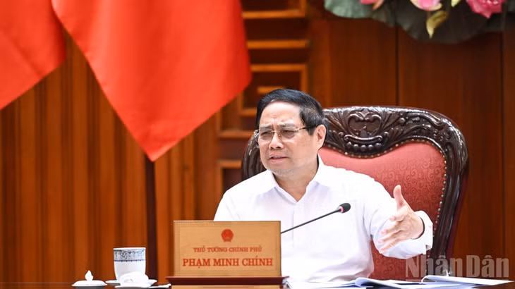 Thủ tướng Chính phủ Phạm Minh Chính chủ trì cuộc làm việc về các giải pháp ứng phó tác động từ diễn biến phức tạp của cuộc xung đột quân sự tại Trung Đông. (Ảnh: Trần Hải)