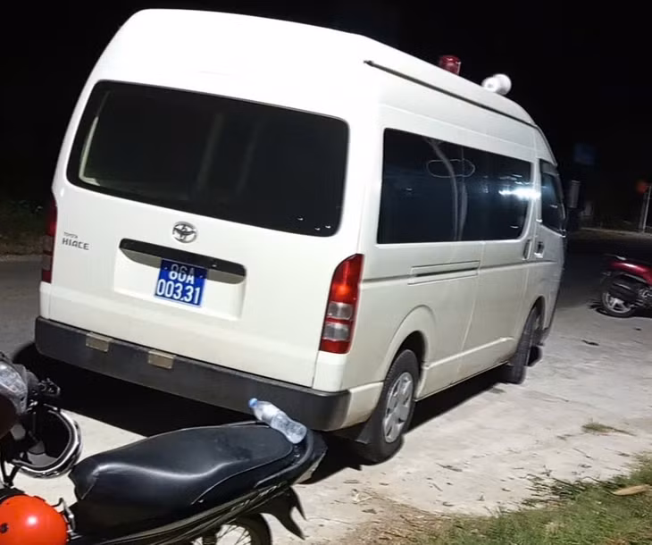 Xe công an đến hiện trường điều tra vụ việc mâu thuẫn giữa hai nhóm dẫn đến xảy ra án mạng. Ảnh: Duy Tuấn