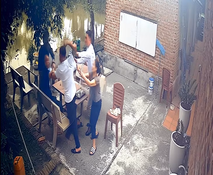 Chủ quán bị khách đánh - Ảnh cắt từ clip