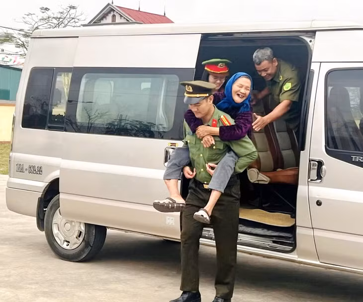 Cán bộ chiến sĩ Công an tỉnh hỗ trợ cử tri là người cao tuổi đến khu vực bỏ phiếu.