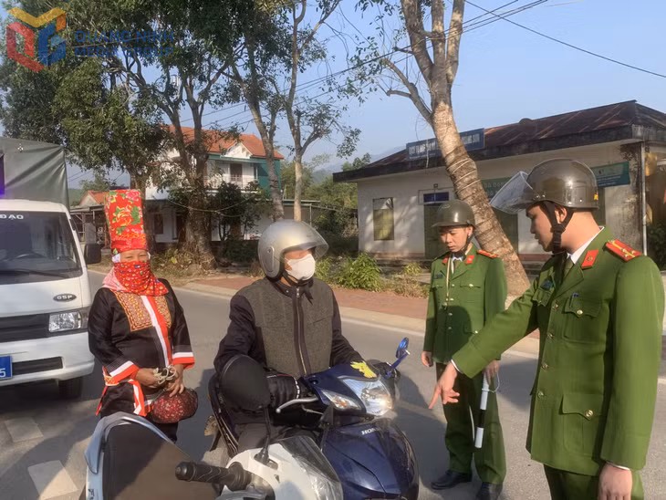 Công an xã Đường Hoa kiểm tra và tuyên truyền ATGT cho người điều khiển phương tiện tham gia giao thông trên địa bàn.