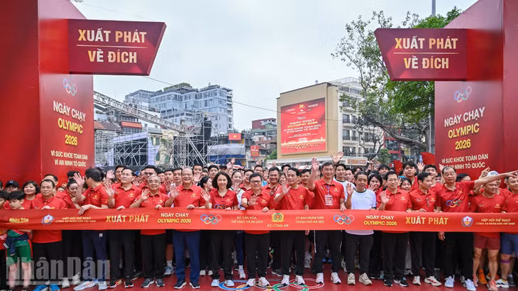 Các đại biểu cùng đông đảo người dân trước vạch xuất phát Ngày chạy Olympic 2026. (Ảnh: THỦY NGUYÊN)