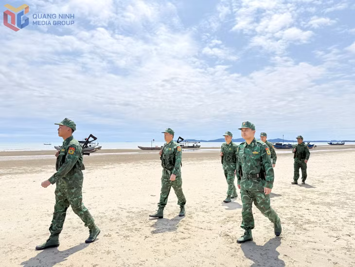 Thiếu tá Nguyễn Văn Thành (bên phải) cùng các cán bộ, chiến sĩ Đồn Biên phòng Trà Cổ thực hiện nhiệm vụ tuần tra.