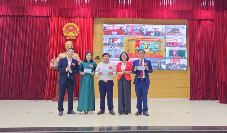 Lãnh đạo phường Hoành Bồ thưởng nóng cho các khu vực bỏ phiếu đạt 100%.	