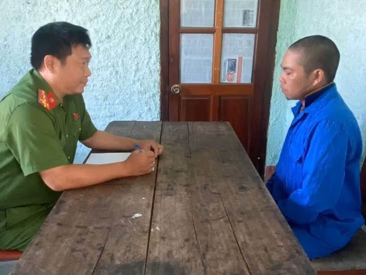 Nghi phạm Tạ Quốc Hùng làm việc với công an về hành vi đe dọa giết người - Ảnh: Công an Quảng Ngãi
