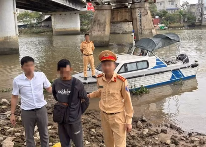 Lực lượng chức năng triệt phá ổ nhóm ma túy dưới gầm cầu Tam Bạc. Ảnh: Công an Hải Phòng