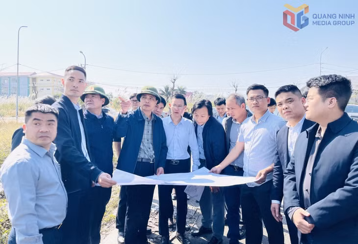 Đồng chí Vũ Văn Diện, Phó Chủ tịch UBND tỉnh và Tổ công tác trực tiếp đi kiểm tra thực địa tại Dự án xây dựng, kinh doanh hạ tầng khu đô thị mới Cao Xanh - Hà Khánh C (phường Cao Xanh) vào tháng 1/2026. Ảnh: Hoàng Nga