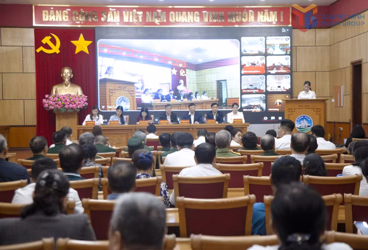 Quang cảnh hội nghị tiếp xúc cử tri vận động bầu cử của người ứng cử đại biểu HĐND tỉnh khóa XV tại trụ sở UBND phường Cẩm Phả