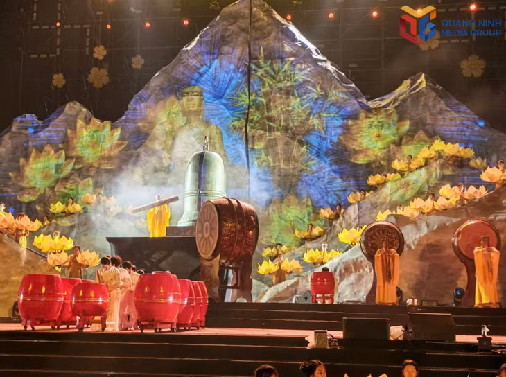 Chương trình được dàn dựng công phu, với sự kết hợp của nhiều loại hình nghệ thuật.
