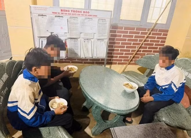 Các thiếu niên bỏ nhà ra đi được công an xã ở Đắk Lắk cho ăn uống, hỗ trợ trở về quê. Ảnh: Công an cung cấp