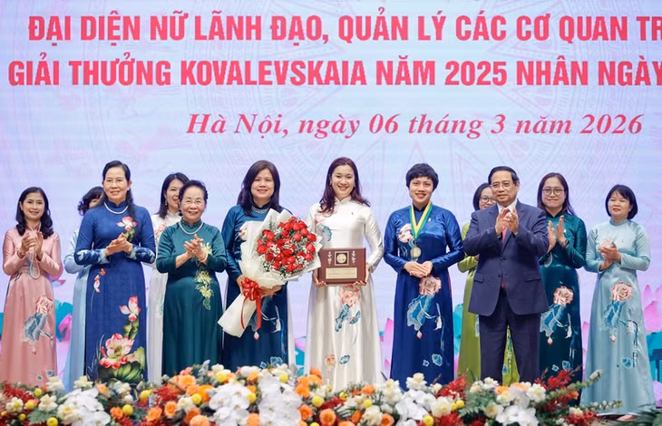 Thủ tướng trao Giải thưởng Kovalevskaia năm 2025 cho Tập thể các nhà khoa học nữ với cụm công trình "Ứng dụng xúc tác sinh học nâng cao giá trị nông sản Việt" thuộc Khoa kỹ thuật Thực phẩm, Trường Hóa và Khoa học sự sống, Đại học Bách khoa Hà Nội - Ảnh: VGP/Nhật Bắc