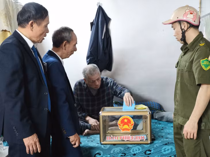 Cử tri tại Tổ bầu cử khu vực số 44, khu phố Lán Ga, phường Cẩm Phả, bỏ phiếu tại nhà.