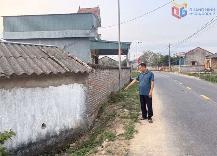 Tuyến đường thôn Tân Sơn được mở rộng, tạo thuận lợi cho đi lại và phát triển kinh tế có sự đóng góp tích cực của ông Lỷ Dì Sầu trong việc tuyên truyền, vận động nhân dân hiến đất để phục vụ thi công.