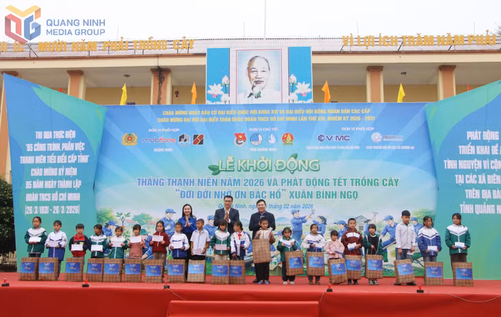 Tỉnh Đoàn và các đơn vị đồng hành trao tặng các suất quà cho học sinh có hoàn cảnh khó khăn trên địa bàn xã Đường Hoa tại lễ khởi động Tháng Thanh niên năm 2026.