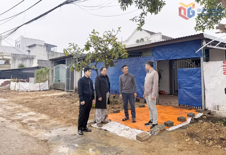 Cán bộ phường Móng Cái 1 và khu Hải Hòa 4 tuyên truyền, vận động gia đình ông Vũ Văn Nhớ (thứ hai, bên phải sang) hiến đất.
