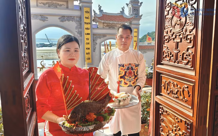 Ngay sau hội thi, các đội thi đã dâng các món ăn lên làm lễ tại Miếu thờ thôn 2...
