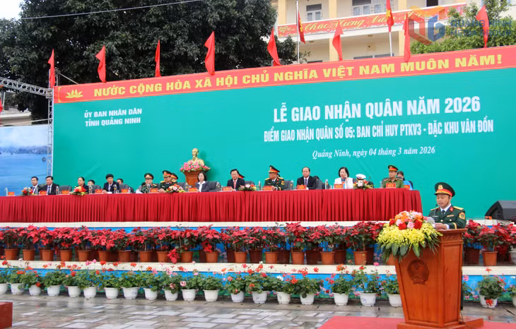 Các đại biểu tham dự lễ giao nhận quân tại điểm giao nhận quân số 5 Ban Chỉ huy PTKV3 đặc khu Vân Đồn.