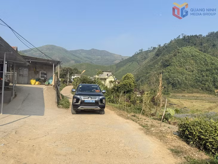Tuyến đường nối từ QL18C đến Khe Soong (thôn Hua Cầu, xã Tiên Yên) có mặt đường hẹp không đủ cho 2 ô tô tránh nhau.