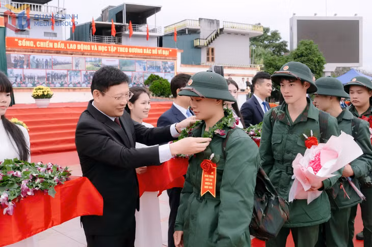 Đồng chí Nghiêm Xuân Cường, Phó Chủ tịch HĐND tỉnh trao hoa động viên tân binh.